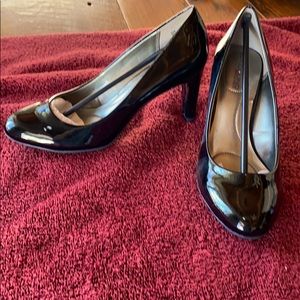 Bandolino black patent pumps NWT